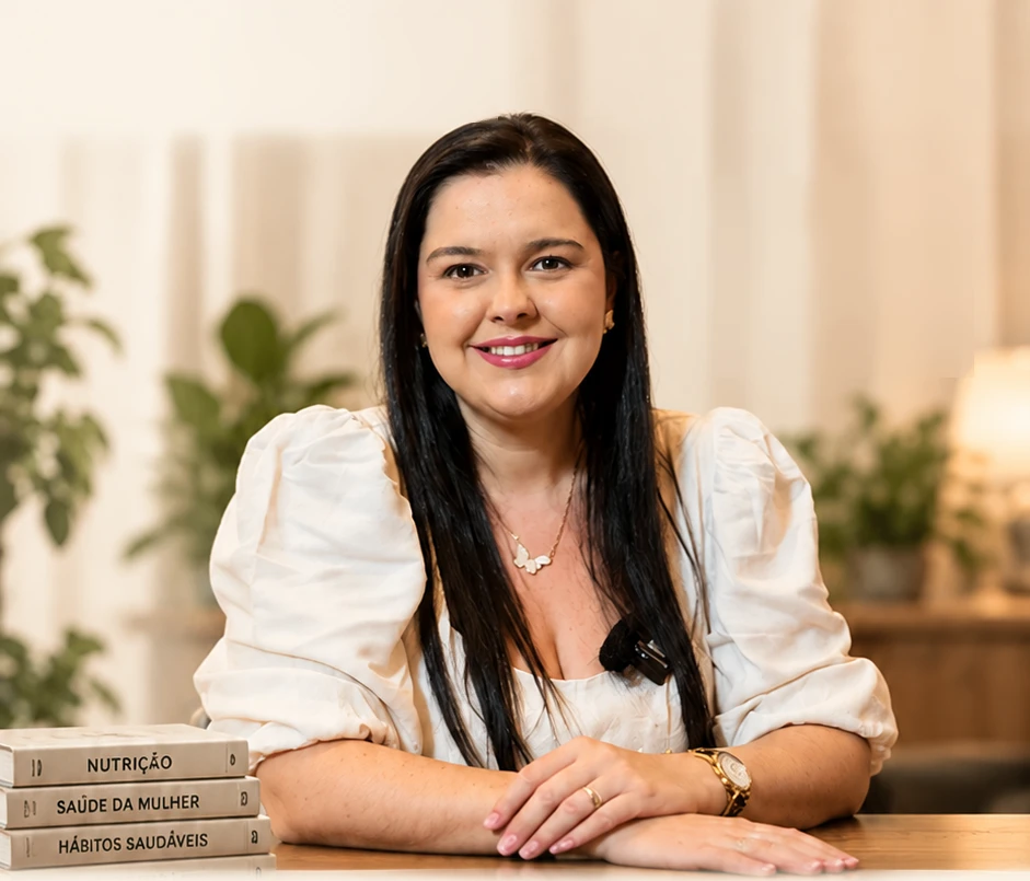 Raquel Mendes, nutricionista, sorrindo à mesa de atendimento