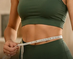 Mulher medindo a cintura com fita métrica