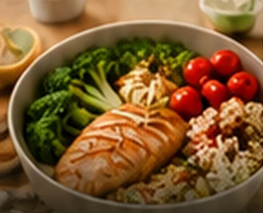 Prato saudável com frango, brócolis, tomate e grãos